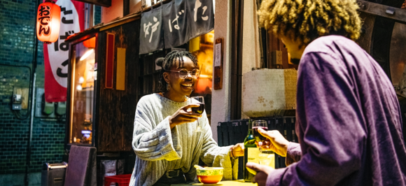 Un izakaya au Japon