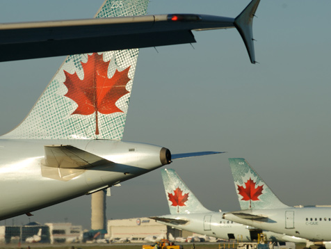 Avions d'Air Canada stationnés au terminal