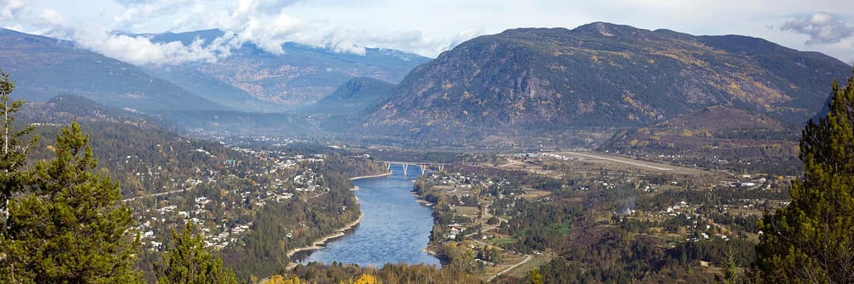 Voyagez avec Air Canada de Calgary vers Castlegar (YYC - YCG) {price_modifier} à partir de **Flights.FromLowestPrice**